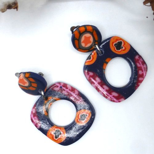 Clips d'oreilles créoles carrées fleurs millefiori bleu marine orange rose fuchsia en pâte polymère et acier inoxydable