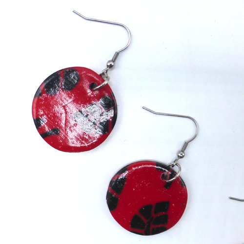Boucles d'oreilles rondes feuilles rouge noir en pâte polymère