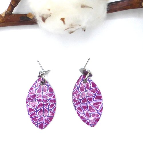 Boucles d'oreilles pendantes violet magenta graphique géométrique en pâte polymère