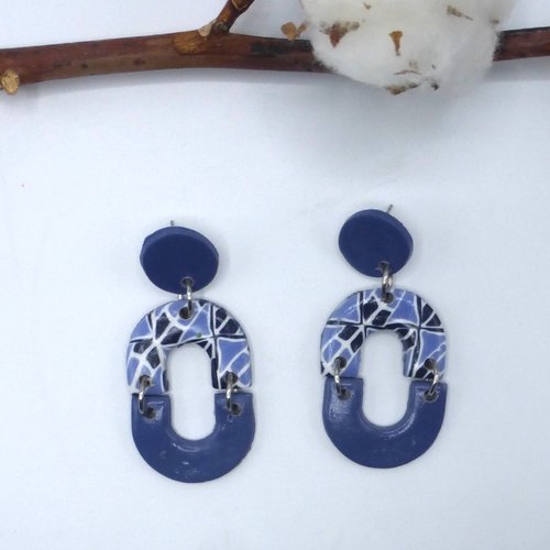Boucles d'oreilles créoles ovales motif géométrique bleu marine bleu orage en pâte polymère