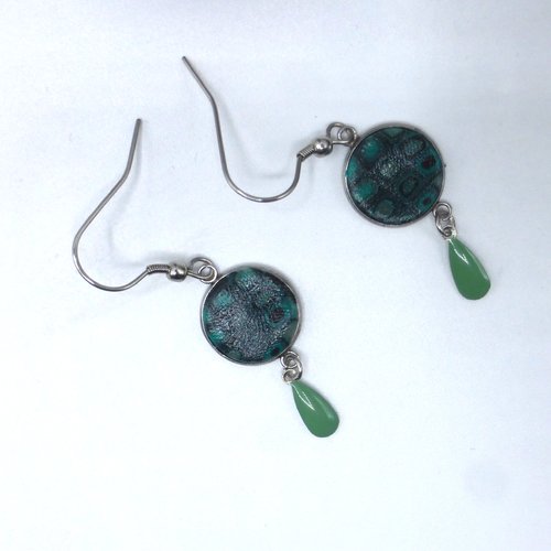 Boucles d'oreilles carreaux noirs et vert émeraude en pâte polymère