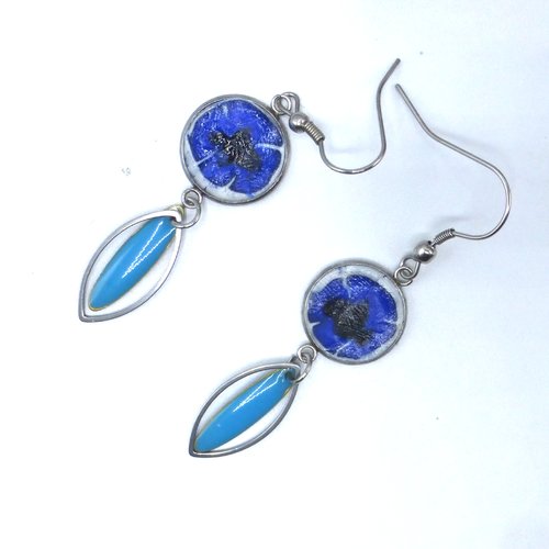 Boucles d'oreilles fleur bleu roy en pâte polymère