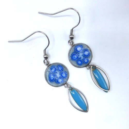 Boucles d'oreilles fleur bleu roy blanc en pâte polymère