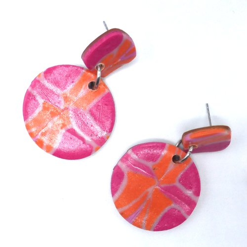 Boucles d'oreilles rondes motif graphique rose et orange en pâte polymère