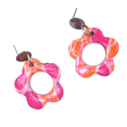 Boucles d'oreilles créoles fleur motif graphique rose et orange en pâte polymère