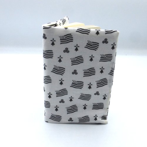 Petit carnet recouvert de coton motifs bretons hermines triskells drapeaux 9x14x1.5cm ivoire ligné