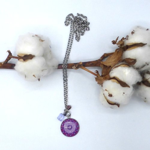 Pendentif rond kaléidoscope vitrail géométrique violet en cabochon en verre et acier inoxydable