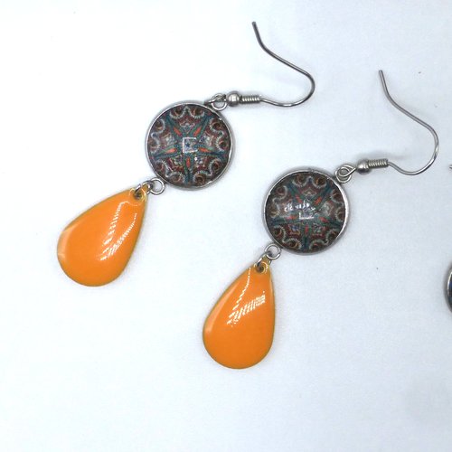 Boucles d'oreilles mandala kaléidoscope vitrail multicolore orange en cabochon de verre