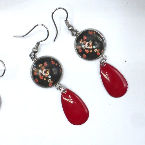 Boucles d'oreilles pendantes fleurs de cerisier sakura rouge noir en cabochon en verre et acier inoxydable