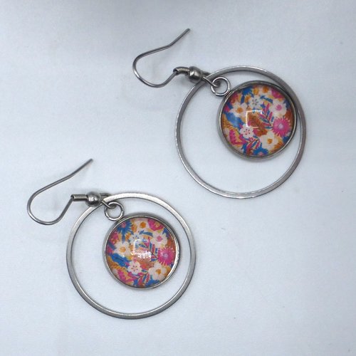 Boucles d'oreilles créoles fleurs multicolores blanc rose jaune bleu en cabochon en verre
