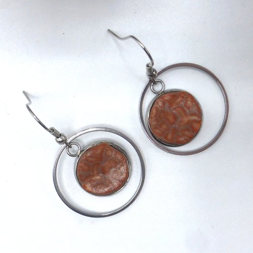 Boucles d'oreilles créoles pois marron ton sur ton en pâte polymère et acier inoxydable