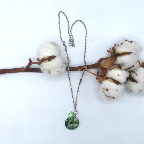 Pendentif rond feuilles feuillages vert en cabochon en verre et acier inoxydable