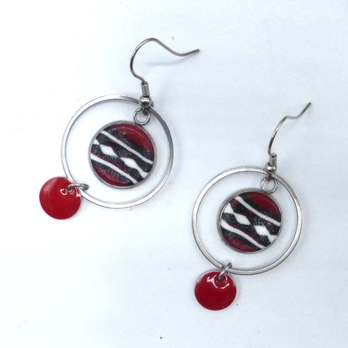 Boucles d'oreilles créoles motif géométrique rouge noir blanc en pâte polymère et acier inoxydable