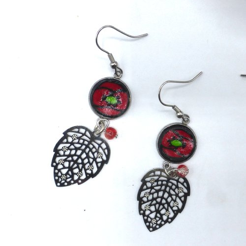 Boucles d'oreilles pendantes feuille fleur coquelicot rouge noir en pâte polymère et acier inoxydable