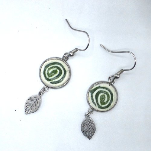 Boucles d'oreilles feuille spirale blanc vert kaki en pâte polymère