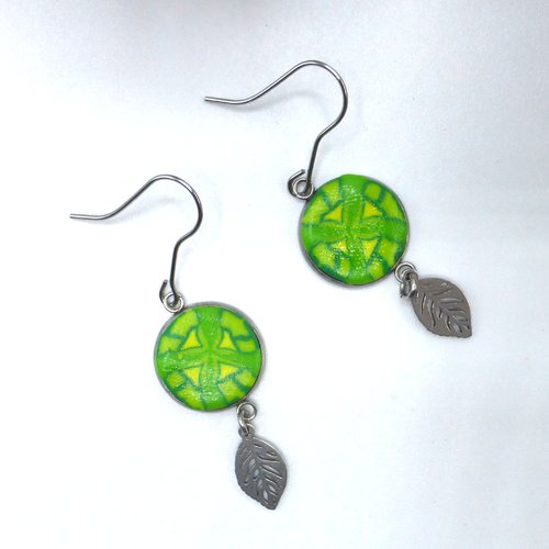 Boucles d'oreilles feuille kaléidoscope vitrail vert pomme anis en pâte polymère