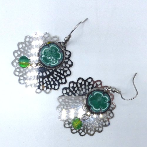 Boucles d'oreilles fleur vert émeraude en pâte polymère