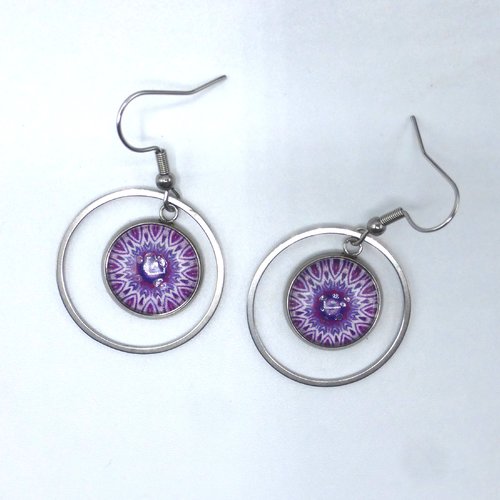Boucles d'oreilles créoles vitrail kaléidoscope mandala violet en cabochon en verre