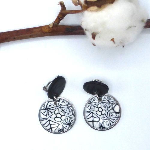 Clips d'oreilles pendantes rondes fleurs noir et blanc en pâte polymère et acier inoxydable
