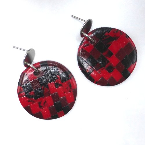 Boucles d'oreilles rondes bargello chevrons carreaux rouge bordeaux noir en pâte polymère