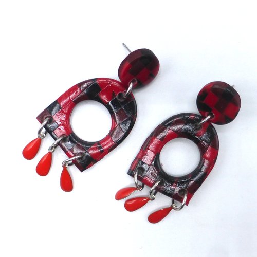 Boucles d'oreilles créoles chandelier arche bargello chevrons carreaux rouge bordeaux noir en pâte polymère
