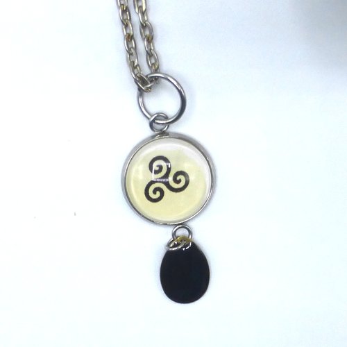 Pendentif rond bretagne bretonne triskell noir et blanc en cabochon en verre et acier inoxydable