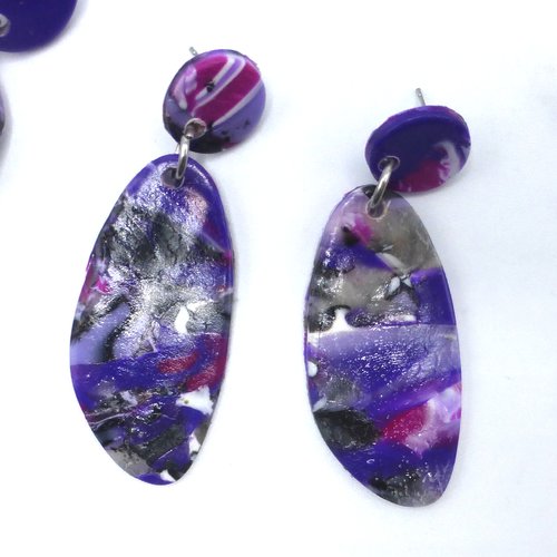 Boucles d'oreilles triangle marbré violet en pâte polymère