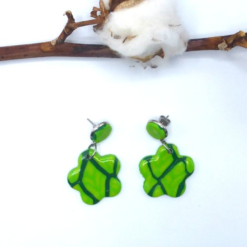Boucles d'oreilles pendantes fleur feuilles vertes en pâte polymère
