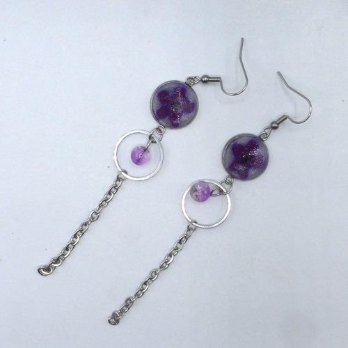 Boucles d'oreilles pendantes très longues chaine fleur violet fuchsia en pâte polymère et acier inoxydable