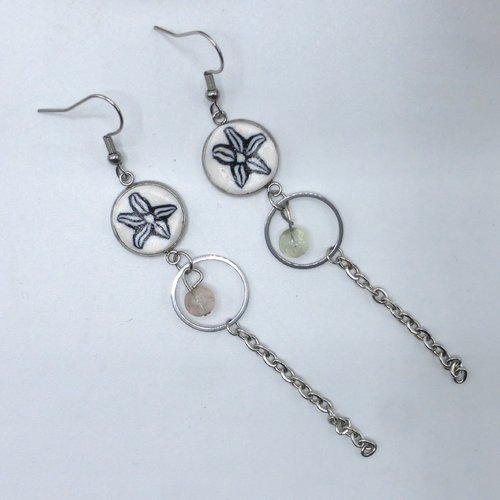Boucles d'oreilles pendantes très longues chaine fleur blanc noir en pâte polymère et acier inoxydable