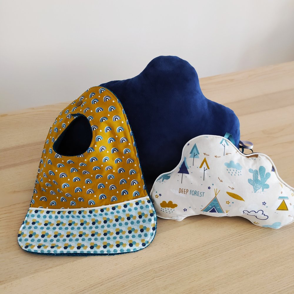 Coffret Cadeau Naissance Pour Bebe Garcon Coussins Et Bavoir Motif Indien Un Grand Marche