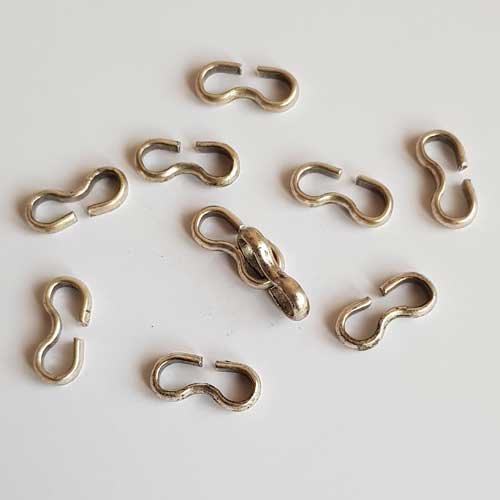 5 anneaux forme de 8 en zamac ( plaqué argent ) 15 x 7 x 2.50 mm .