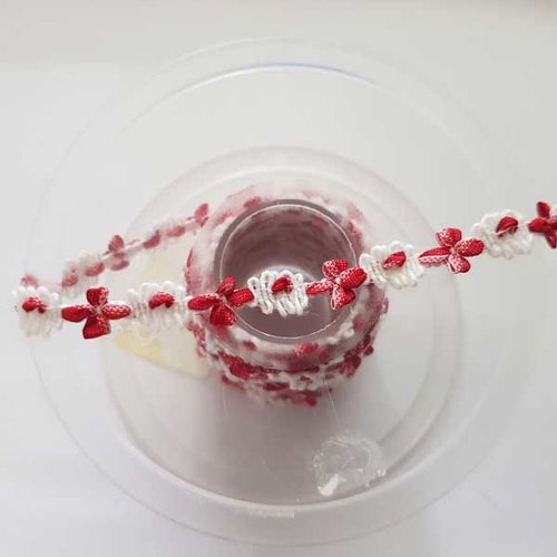 1 mètre de galon 11 mm fleur rococo blanc et rouge