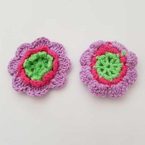 Fleur au crochet 40 mm mauve, vert et rose