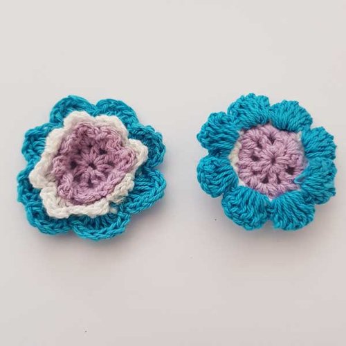 Fleur au crochet 40 mm bleu, mauve et blanc