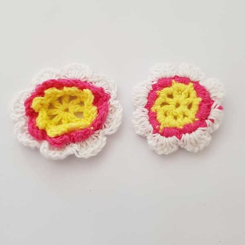 Fleur au crochet 40 mm blanc, jaune et fushia