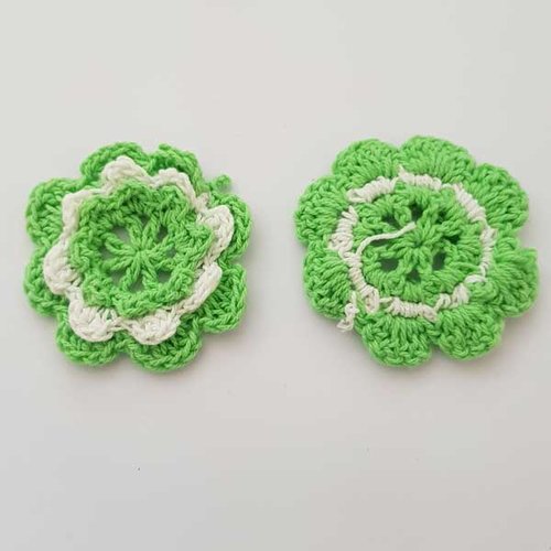 Fleur au crochet 40 mm vert et blanc