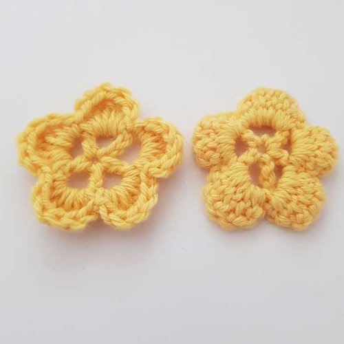 Fleur au crochet 45 mm jaune