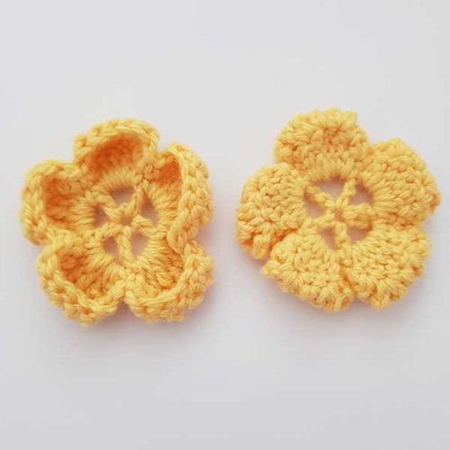 Fleur au crochet 60 mm jaune
