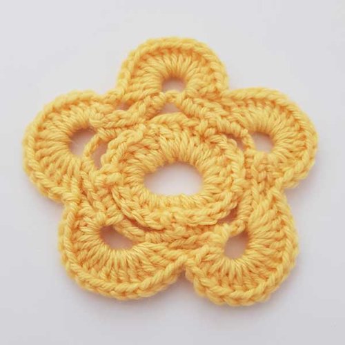Fleur au crochet 90 mm jaune