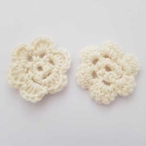 Fleur au crochet 45 mm blanc 6 pétales