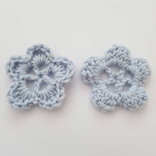 Fleur au crochet 45 mm bleu ciel