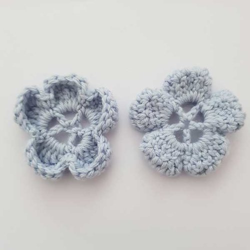 Fleur au crochet 60 mm bleu ciel