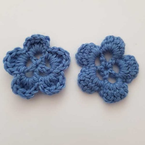 Fleur au crochet 45 mm bleu