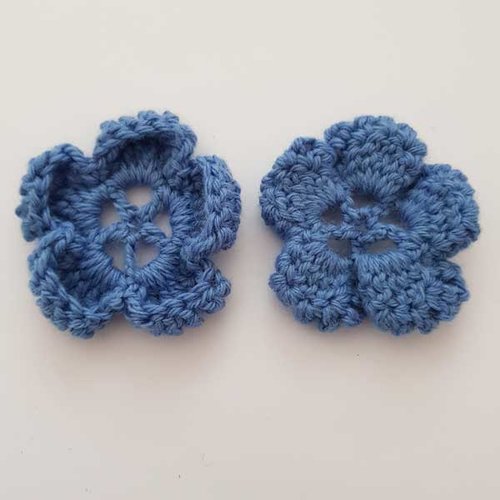 Fleur au crochet 60 mm bleu
