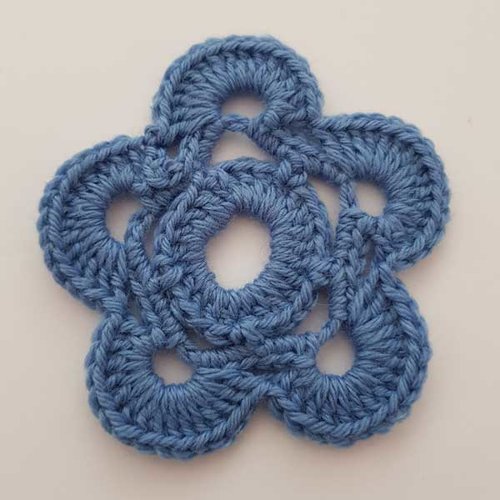 Fleur au crochet 90 mm bleu