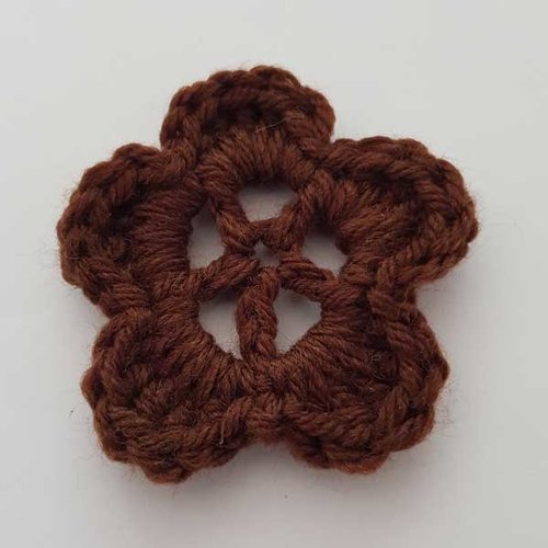 Fleur au crochet 45 mm marron