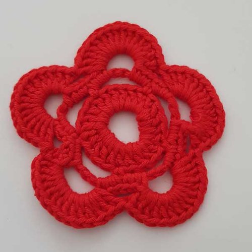Fleur au crochet 90 mm rouge