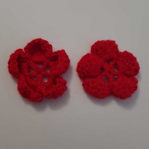 Fleur au crochet 60 mm rouge foncé