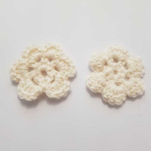 Fleur au crochet 45 mm blanc cassé 6 pétales